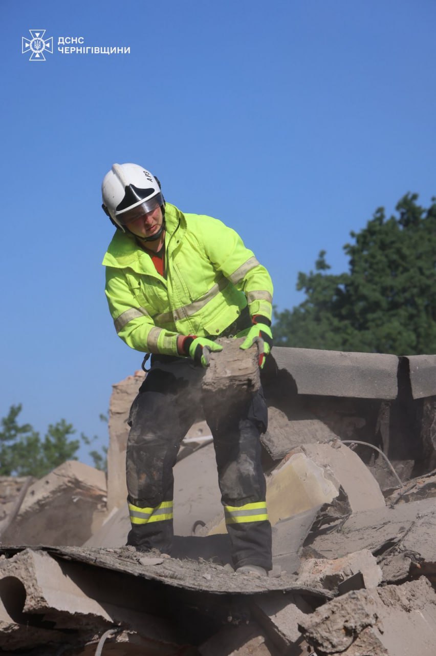 Overnight Russian strike hits Ukrainian city of Chernihiv, killing two